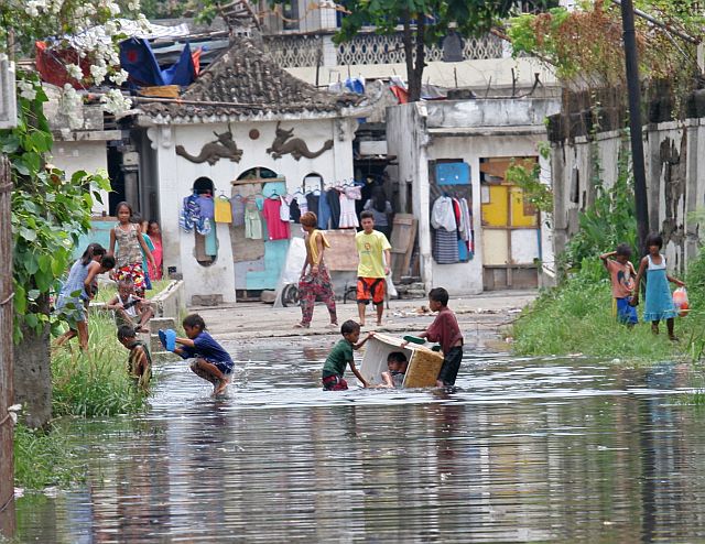 FLOOD/MAY 25, 2016: Children leaving inside the LUDO Cemetery on barangay Carreta injoin playing and swiming on the used to be a hip deep dirty flood water in the entrance of the cemetery cause by the early morning heavy rain.(CDN PHOTO/JUNJIE MENDOZA)