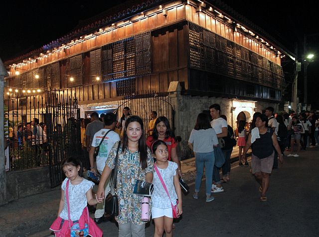 GABIE SA KABILIN/MAY 27, 2016: Local and foreign tourist bring their childrens as the walk from Casa Gorordo at Lopez Jaina street to other Museums who join the Gabie Sa Kabilin last night.(CDN PHOTO/JUNJIE MENDOZA)