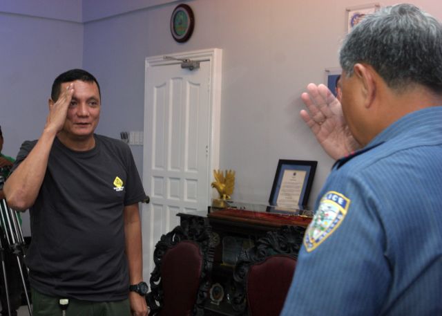 SPO1 Adonis Dumpit (left) salutes Chief Supt. Patrocinio Comendador, Police Regional Office in Central Visayas director, during his visit at the PRO 7 headquarters yesterday. (CDN PHOTO/JUNJIE MENDOZA)