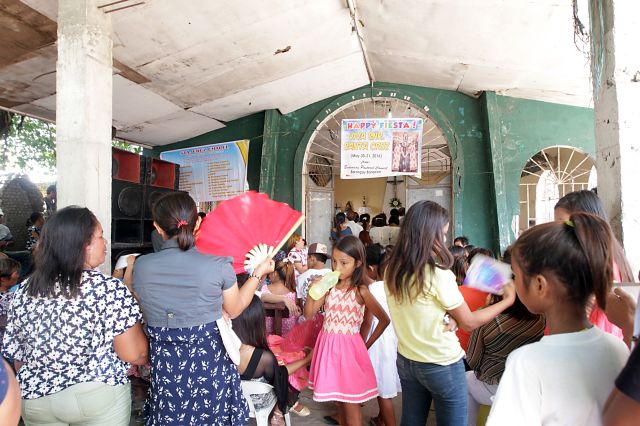 Residents of Banacon hear Mass at the Sta. Cruz chapel. All other activities were canceled following the death of suspected drug lord Rowen Secrataria and two others. (CDN PHOTO/TONEE DESPOJO)