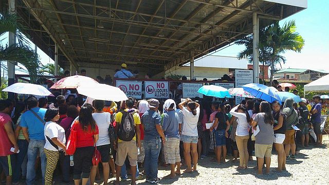 Mantuyong-Guizo fire victims line up to receive their cash assistance from the Mandaue City government. (CDN PHOTO/NESTLE L. SEMILLA)
