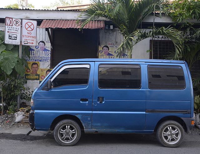 SILOY IS WATCHING/MAY. 14, 2016 A mini van parked in a no stopping zone along P. del Rosario and Don Pedro Cui streets. (CDN PHOTO/CHRISTIAN MANINGO)