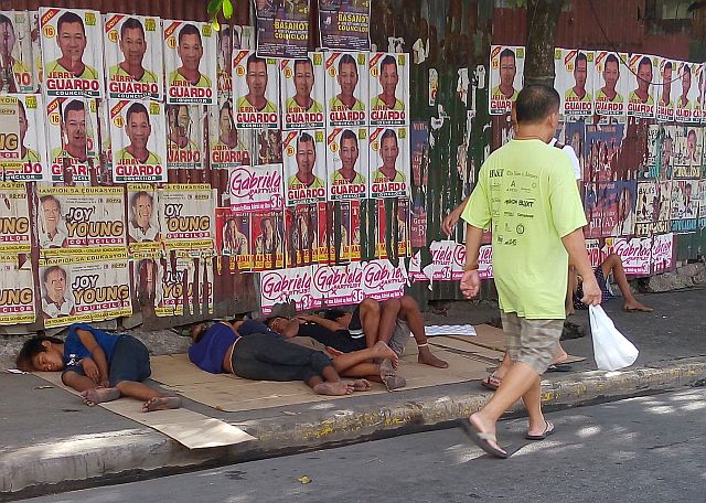 SILOY IS WATCHING: Pedestrians had to walk on the road along P. Del Rosario Ext. barangay Sambag 1 because the street street children used the sidewalk as their sleeping area.ATTENTION: SAMBAG 1 BARANGAY OFFICIALS AND CITY GOVERNMENT'S SOCIAL WEALFARE