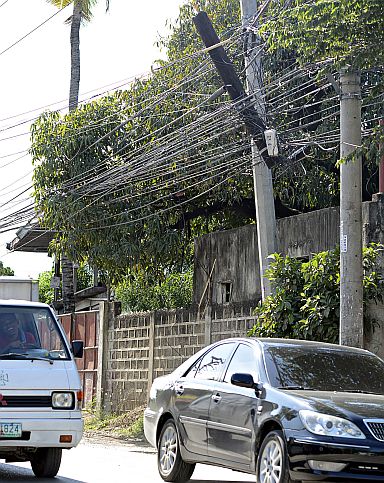 SILOY IS WATCHING/MAY 27, 2016 A ulitity pole floating only holding are wires and cables in Canduman, Mandaue City. Hope it will be removed before it falls off. (CDN PHOTO/CHRISTIAN MANINGO)