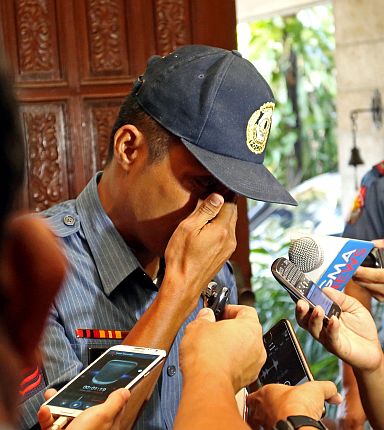 MAYOR ELECT OSMEÑA AWARD PO3 REGIS/MAY 19,2016:PO3 Julius Regis in tears after he recieved the 20 thousand reward money from Newly Elected Mayor Thomas Osmeña in his residence in Barangay Guadalupe.PO3 Regis arrested two of the 3 suspected robbers in a shot out in Archbishop Reyes.(CDN PHOTO/LITO TECSON)