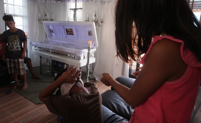 A child-witness demonstrates to CDN how suspected drug lord Rowen “Yawa” Secretaria was shot by the police during the raid last Saturday dawn on Banacon Island. She was with the slain suspect when the police swooped down on Secretaria’s property. (CDN PHOTO/TONEE DESPOJO)