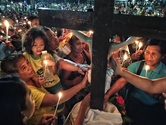 PRAYER RALLY/MAY 16,2016: Supporters of Cebu City Mayor Mike Rama prays in front the crucifix during a prayer rally after the mayor lost to Tomas Osmena in the last election. (CDN PHOTO/ TONEE DESPOJO)
