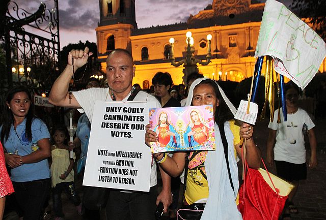 PENITENTIAL WALK FOR CLEAN ELECTION/MAY 6, 2016: More than 200 poeple bringing their owned placars and rosaries join the Penitential walk after the mass for the clean and orderly election presided by Cebu Archbishop Jose Palma in Cebu Metropolitan Cathedral.(CDN PHOTO/JUNJIE MENDOZA)