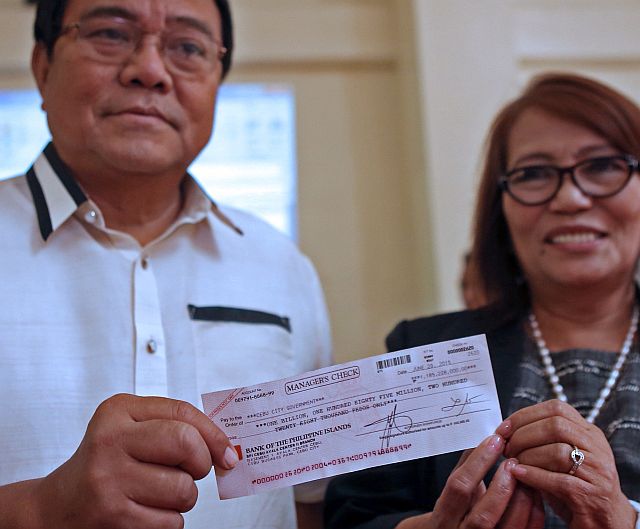 Cebu City Vice Mayor Edgar Labella together with Cebu City Treasurer Diwa Cuevas showed in this file photo the check for P1 billion as security bid bond for SRP lot 8-B-1 after the bidding in June 2015. (FILE PHOTO)