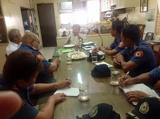 Cebu City Mayor-elect Tomas Osmeña (center) meets with police officials in his residence to discuss plans to improve the peace and order situation. On his Facebook page, Osmeña wrote: “Let’s make Cebu City safe again.” (SOURCE: TOMAS R. OSMEÑA FB PAGE)