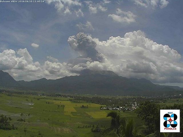 Mt. Bulusan in Sorsogon province spewed a 2-kilometer ash column around 11:35 a.m., Friday, the Philippine Institute of Volcanology and Seismology (Phivolcs) reported. (PHOTO FROM PHIVOLCS’ TWITTER PAGE)