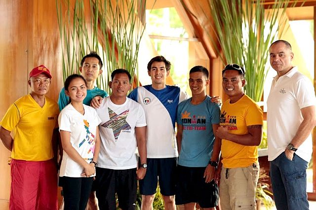Philippine National Triathlon Team Nikko Huelgas (5th from left) and Shangri-La’s Mactan Resort and Spa, Cebu General Manager Rene D. Egle (right) with triathletes