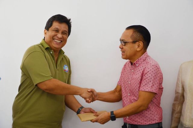 NBI-Bohol chief Rennan Augustus Oliva (left) receives the reward money from Danao City Mayor Ramon "Nito" Durano III. PHOTO FROM FB PAGE OF THE DANAO CITY GOVT