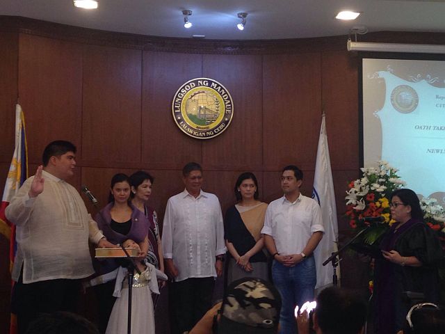 Luigi Quisumbing takes his oath before Court of Appeals Justice Marilyn Lagura this morning at the session hall