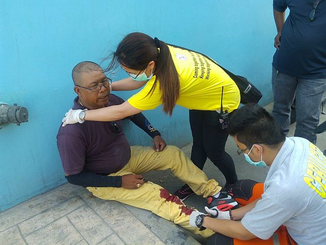 The victim, Anselmo A. Mendoza, being tended by medics after being hit and run by a taxi cab with plate no. GXU-349. (CDN PHOTO/ JUNJIE MENDOZA)