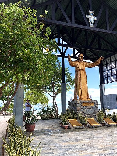 A huge statue  of Padre Pio greets guests of Isola  Di Francesco. 