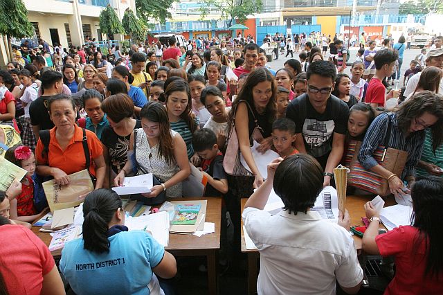 LATE ENROLLEES /JUNE 13, 2016: Hundred of parents try to enroll thier children in Cebu City Central School during the opening of classes yesterday.(CDN PHOTO/JUNJIE MENDOZA)