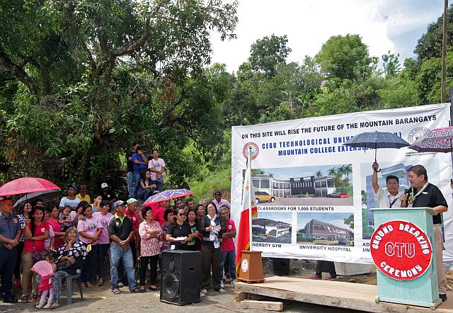 Cebu City Mayor-elect Tomas Osmeña delivers his message to those who attended the groundbreaking ceremony of the CTU Babag Campus in the mountain barangay of Babag. (CDN PHOTO/TONEE DESPOJO)