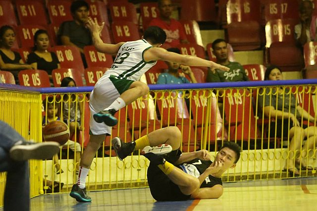 UV player try to evade UC player whos down on the floor during their game in 16th CESAFI Partners cup at Cebu Coliseum. UV win the game. (CDN PHOTO/LITO TECSON)