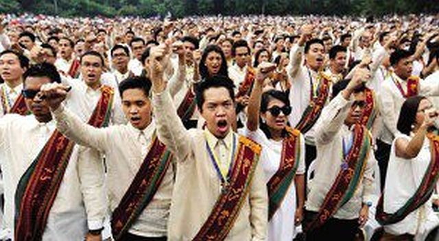 University of the Philippines graduates sing “UP Naming Mahal.” (INQUIRER.NET) 