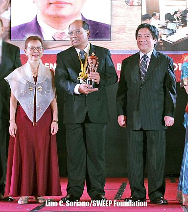 Engr. Vicente Vosotros (center) with PRC Chair Teofilo Pilando Jr. and Commissioner Angelina Chua Chiaco.