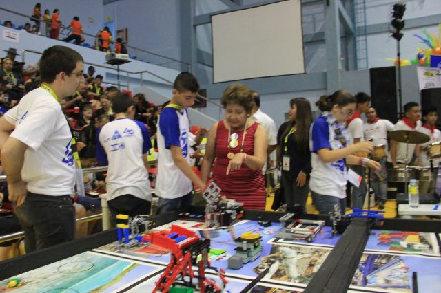Mayor Paz Radaza asks the group from Israel how to operate their robot. (CDN PHOTO/NORMAN V. MENDOZA)