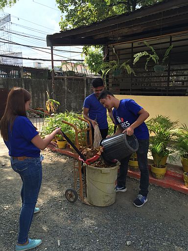 SM City Cebu employees clean up the school grounds of Mabolo Elementary School. (CONTRIBUTED)