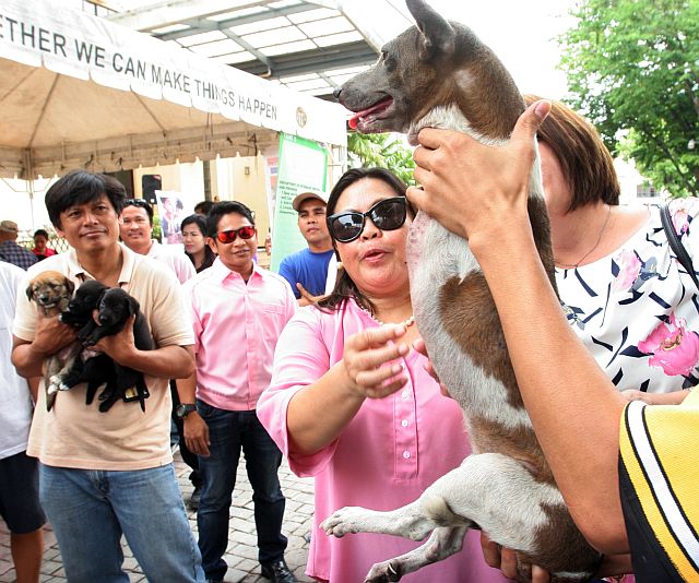  City Veterinarian Dr. Alice Utlang (center) greets the ‘kangaroo’ dog during the Asong Pinoy Day celebration at the Plaza Sugbu. CDN PHOTO/JUNJIE MENDOZA