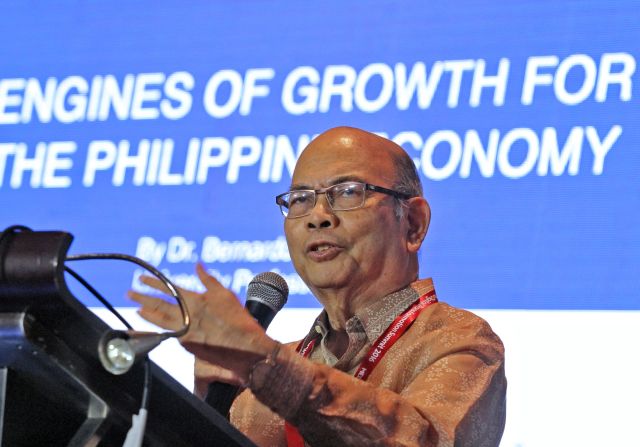 Dr. Bernardo Villegas, senior vice president of the University of Asia and the Pacific, shares his views about the country’s economy with the participants of the Cebu Digital Transformation Summit at Radisson Blu Hotel. (CDN PHOTO/JUNJIE MENDOZA)