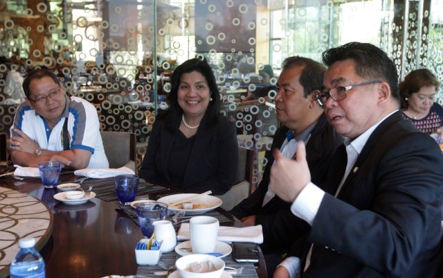 Architect Tito Moises Encinas, president and CEO of Mohri & P.A. Associates Inc. (right), together with officials of architects organizations and Lilibeth Abais, managing director of L.A. Ducto and Co. (second from left), discusses the latest trends in the industry during the Cebu Construction Conference 2016 press briefing at the Radisson Blu Hotel. (CDN PHOTO/TONEE DESPOJO)