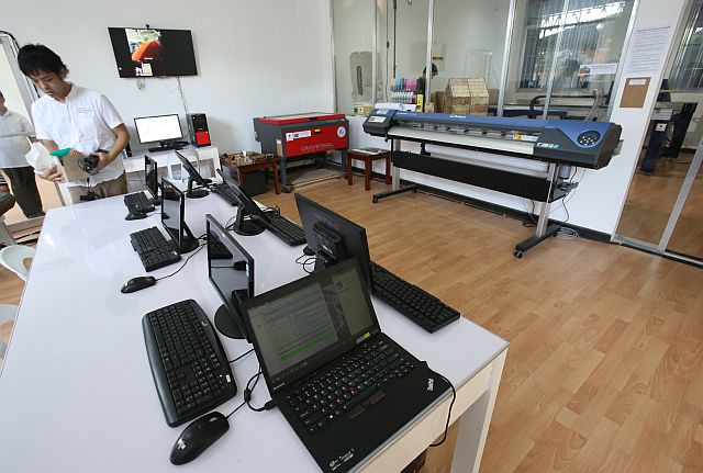 Computers and manufacturing machines in the Bohol Fabrication Laboratory (Fablab) are among the similar equipment that can be accessed by entrepreneurs and designers in Cebu at the Cebu FabLab at the UP Cebu Campus, which will open today.  (CDN FILE)