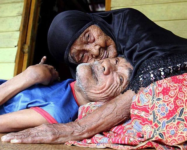 The photo of a 101-year-old mother tending to her sick son has caught the attention of nitizens on Facebook. (INQUIRER.NET)