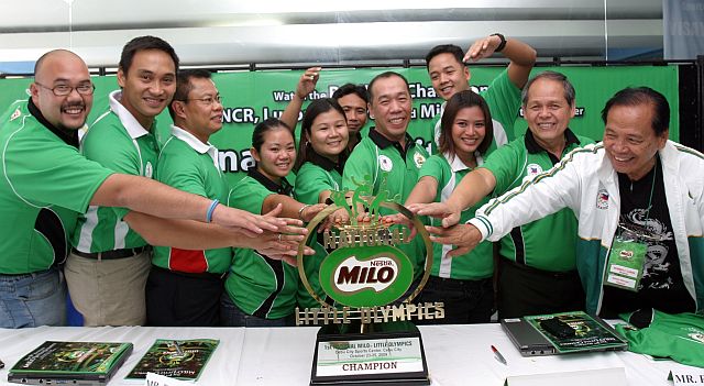 Nestle Philippines officials and Ricky Ballesteros (6th from left) gather around the trophy that Team Visayas won in 2009. (CDN PHOTO/JUNJIE MENDOZA)