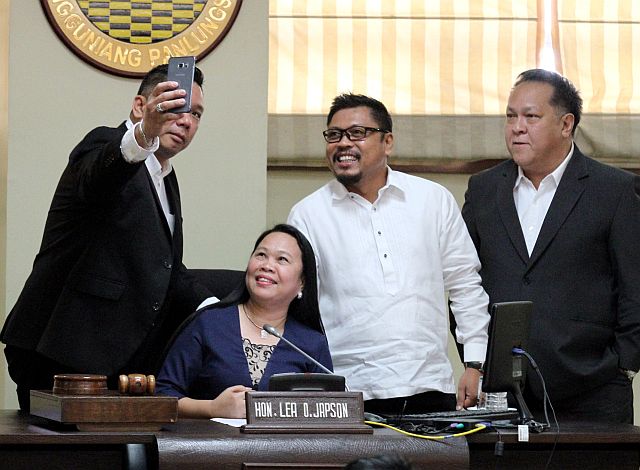 Acting vice mayor and presiding officer of the city council, Leah Japso poses with Team Rama councilors Richie Osmeña (holding the mobile phone) ABC president Philip Zafra and James Cuenco after the session which lasted  less than 30 minutes. (CDN PHOTO/JUNJIE MENDOZA)