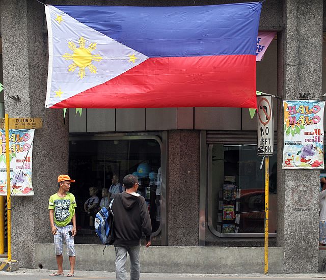 INDEPENDENSDAY FLAG/JUNE 9, 2016: A large Philippine flag were seen displayed on stablesments on Colon street and other areas of the City in preparation for Sunday's Independence Day celebration.(CDN PHOTO/JUNJIE MENDOZA)