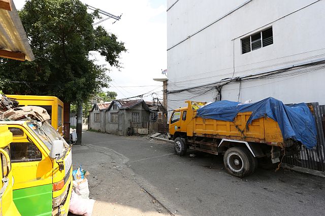 BAD SMELL/OCT. 21, 2015: Residents in Rallos street sitio San Roque barangay Sambag 1 were compleaning of the bad smell from the deffective Garbage trucks that were park almost a year already and the collected garbages cannot be brought to the Landfill.(CDN PHOTO/JUNJIE MENDOZA)