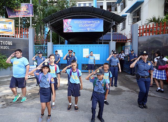 GOTHONG 1ST DAY OF SCHOOL/JUNE 13,2016:Snr Insp. Chuck Barandog of Police Station 6 lead the dancing infront of Cebu City Don Carlos Gothong National High School during the 1st day of school opening.(CDN PHOTO/LITO TECSON)