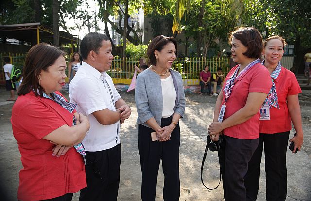 SCHOOL OPENING/JUNE 13,2016: Cebu City Mayor Margot Osmena talks with school head of Mabolo Elementary School as part of her visit during the opening of classes. (CDN PHOTO/TONEE DESPOJO)