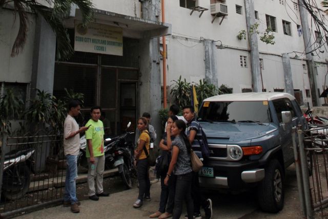Local media waited for City Hall  inspectors to arrive for an evaluation of the city condominium for students which has, among other defects, a damaged water tank. (CDN PHOTO/JUNJIE MENDOZA)