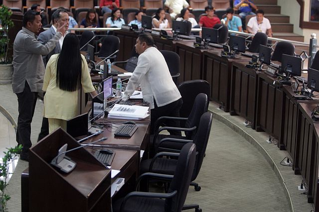 Acting Vice Mayor Leah Japson (back to camera) and three other councilors discuss how to proceed with the budget deliberations. (CDN PHOTO/TONEE DESPOJO)