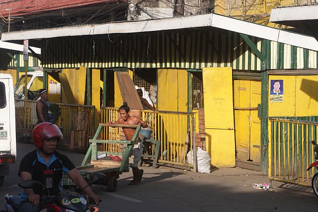 Some vendors who are members of the Cebu City United Vendors Association (CCUVA) were also seen occupying one side of the road in Carbon market. (CDN PHOTO/TONEE DESPOJO)