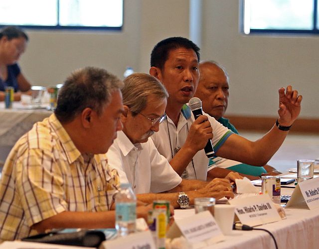 MCWD manager Engr. Noel Dalena gives updates on the proposed Mananga and Kotkot dam projects during a meeting of the Metro Cebu Development and Coordinating Board. (CDN PHOTO/LITO TECSON)