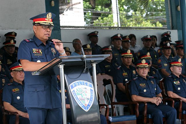 Chief Supt. Patrocinio Comendador Jr., Police Regional Office chief, gives a pep talk to police personnel on the war against illegal drugs while Supt. Rex Derilo, chief of the Regional Intelligence Division (RID), recounts the operation that led to Jeffrey “Jaguar” Diaz’s demise in Las Piñas City. (CDN PHOTOS/JUNJIE MENDOZA)