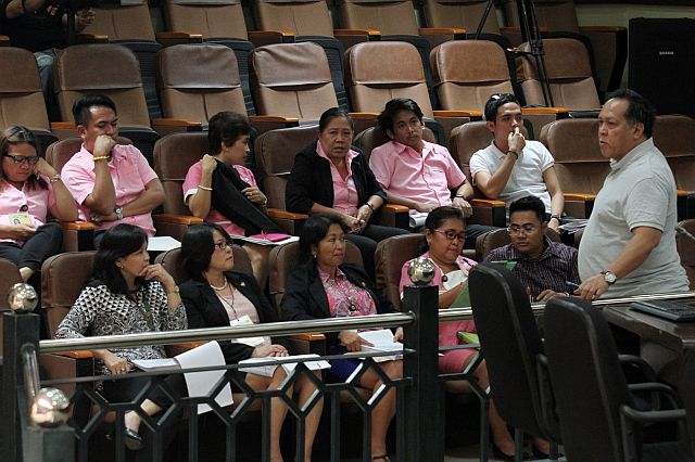 CEBU CITY Councilor James Cuenco (standing right), chairman of the council’s finance committee, approaches the unhappy City Hall department heads after he rejected the 2016 annual budget that would have granted the 5,000 city employees their mid-year bonus. (CDN PHOTO/JUNJIE MENDOZA)
