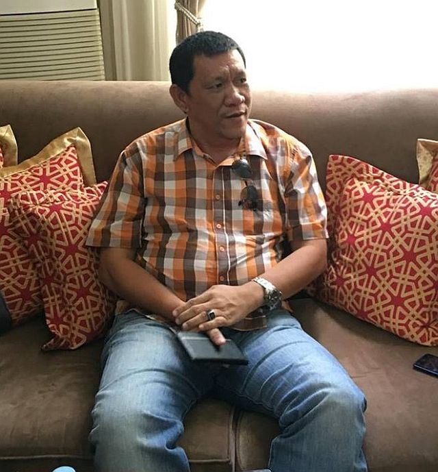 DOPPELGANGER. Wearing an orange checkered shirt, the reelected Tabogon mayor doesn’t only shares the same family name as President-elect Rodrigo Duterte, he also looks like him and moves like him. (CDN PHOTO/JOSE SANTINO S. BUNACHITA)