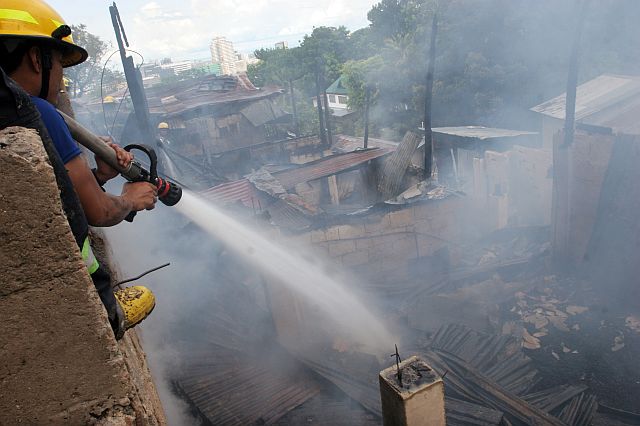 Arson investigators estimate the damage to property in yesterday’s Barangay Apas, Cebu City fire at P380,000. (CDN PHOTO/JUNJIE MENDOZA)