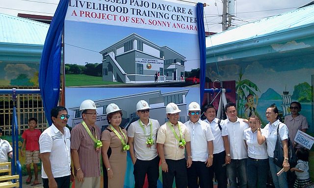 Sen. Sonny Angara (4th from left) leads the groundbreaking for the construction of livelihood  training and daycare building in Barangay Pajo. (CDN PHOTO/NORMAN MENDOZA)