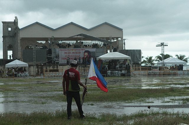 The downpour may have delayed the concert but it didn’t dampen the spirits  of President-elect Rodrigo Duterte’s supporters  who took cover before returning to the venue for the event. (CDN PHOTO/FERDINAND EDRALIN)