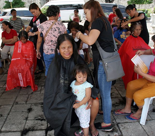FREE FOR A DAY. Senior citizens had their hair cut at the Plaza Independencia, one of many free services offered during the Halad Pasalamat. (CDN PHOTO/JUNJIE MENDOZA)