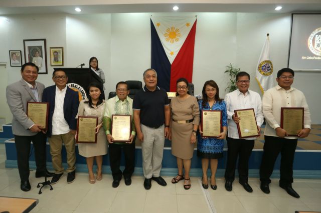 Cebu Gov. Hilario Davide III poses with outgoing PB members who were given plaques of recognition at the session hall. (CDN PHOTO/LITO TECSON)